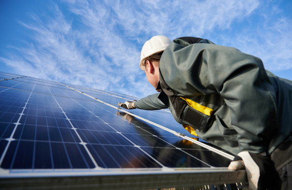 太陽光パネル施工や設備メンテナンスを実施